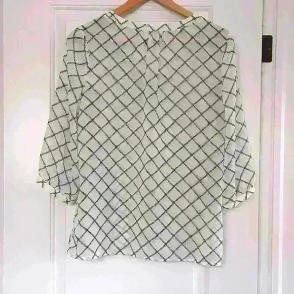 OLD NAVY |  Women's Black/White Sheer V-Neck Chain Pattern Blouse - Picture 4 of 4